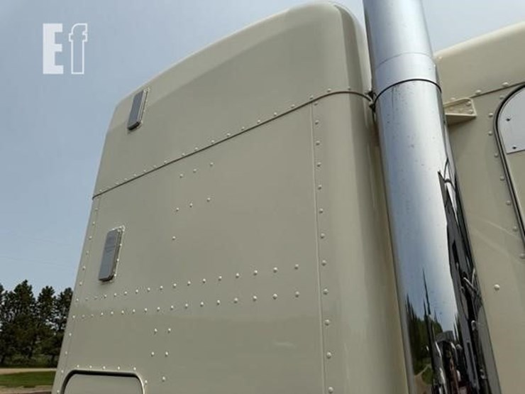 2002-peterbilt-379-image-23
