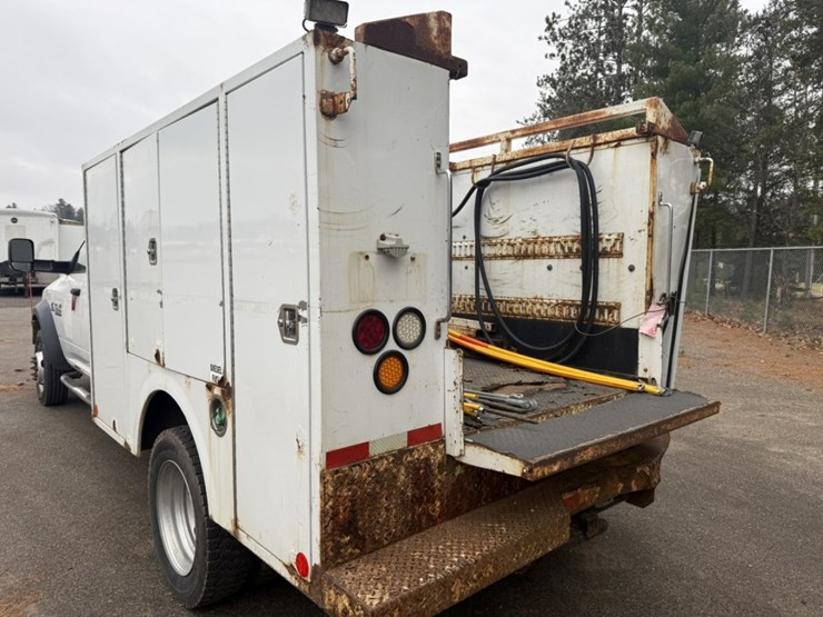 #1830-•-2015-ram-5500-4x4-service-truck-image-21
