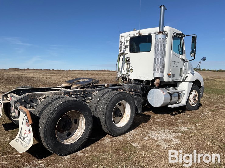 2004-freightliner-columbia-120-image-5