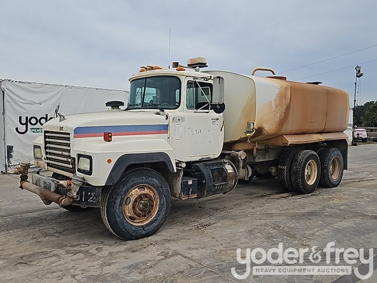 1994-mack-rd690s-image-1