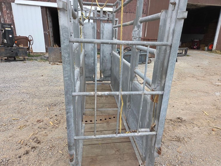 cattle-chute-w/-palpation-cage-image-12
