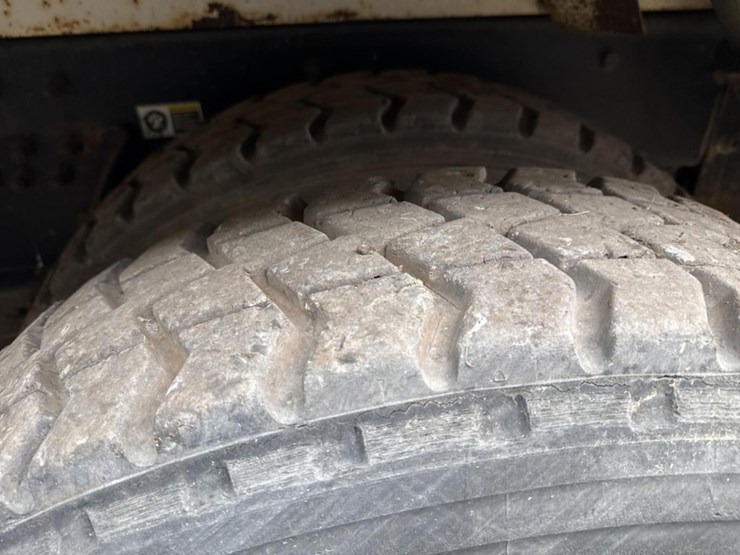 2005-peterbilt-320-image-63