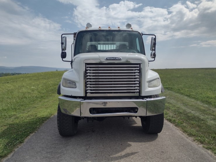 freightliner-m2-106-image-2