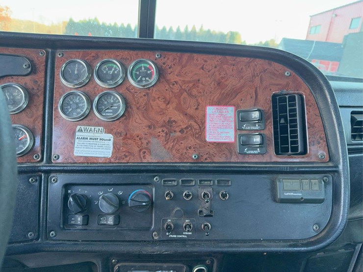 2004-peterbilt-357-image-75
