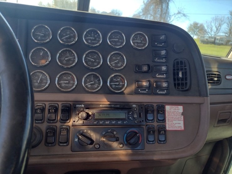 peterbilt-388-image-10