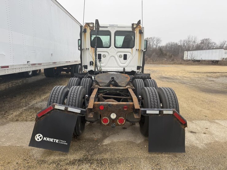 #1175-•-2016-freightliner-cascadia-day-cab-truck-tractor-image-6
