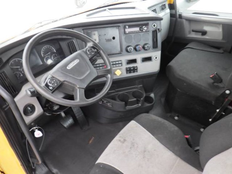 2020-freightliner-cascadia-126-image-15