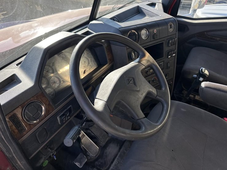 2017-international-hx615-image-47