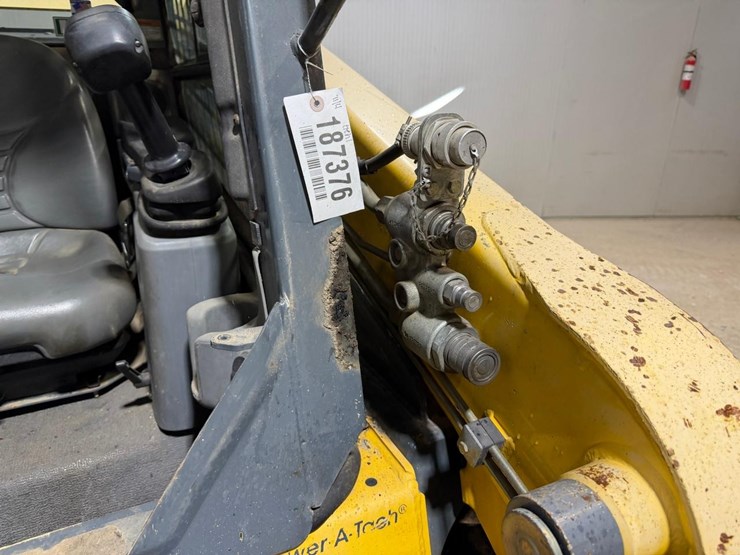 2015-gehl-v270-image-11