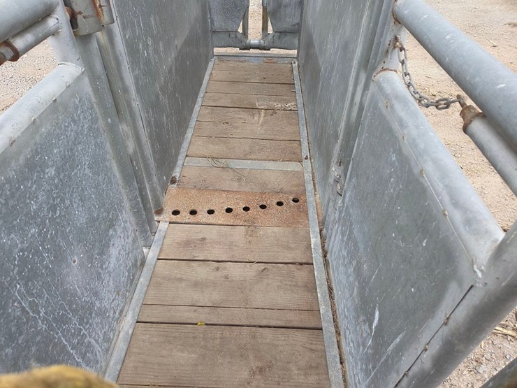 cattle-chute-w/-palpation-cage-image-10