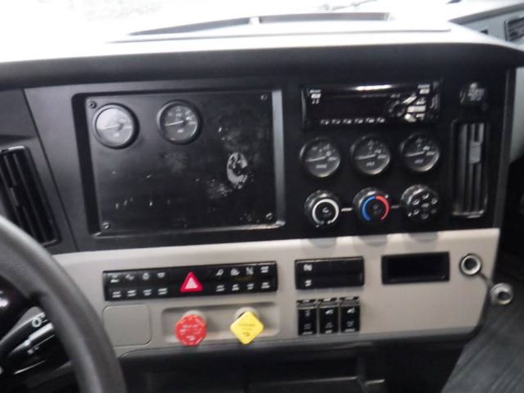 2019-freightliner-cascadia-126-image-22