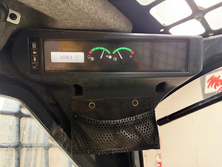 2021-deere-317g-image-23