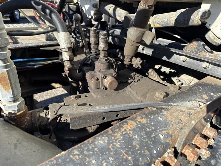 #1994-•-1999-volvo-day-cab-truck-tractor-image-57