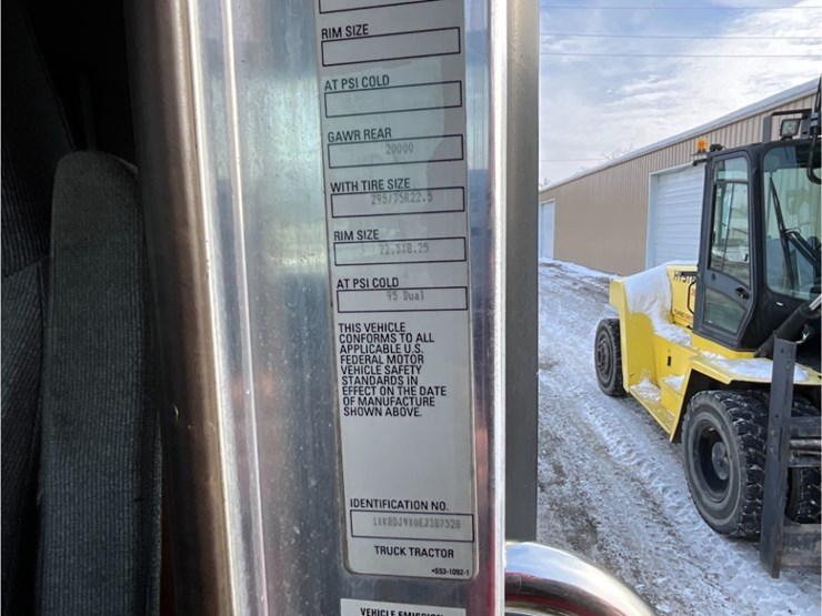 2014-kenworth-t440-image-21