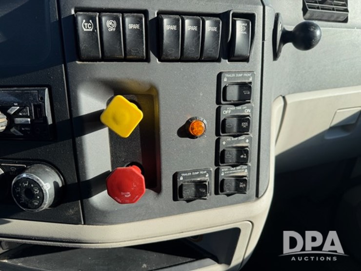 peterbilt-567-image-75