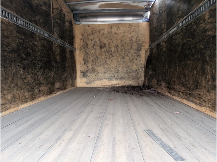 2019-isuzu-npr-image-9