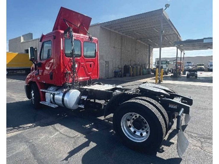 2018-freightliner-cascadia-113-image-2