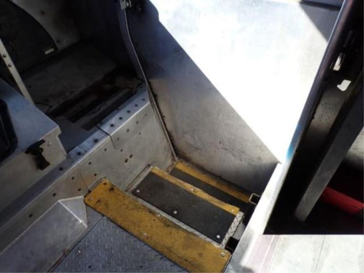 2015-freightliner-mt55-image-30