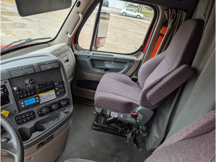 2019-freightliner-cascadia-125-image-23