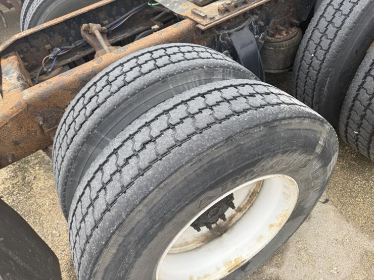 #1175-•-2016-freightliner-cascadia-day-cab-truck-tractor-image-60