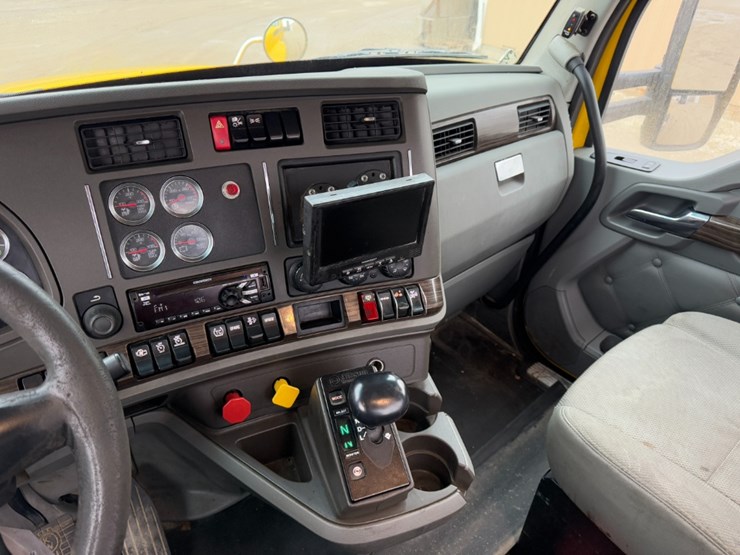 2019-kenworth-t880-image-14