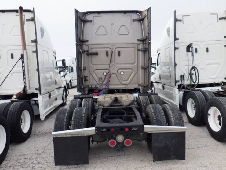 2020-freightliner-cascadia-126-image-10