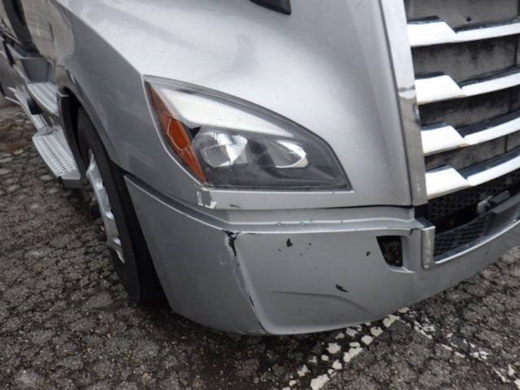 2019-freightliner-cascadia-126-image-5