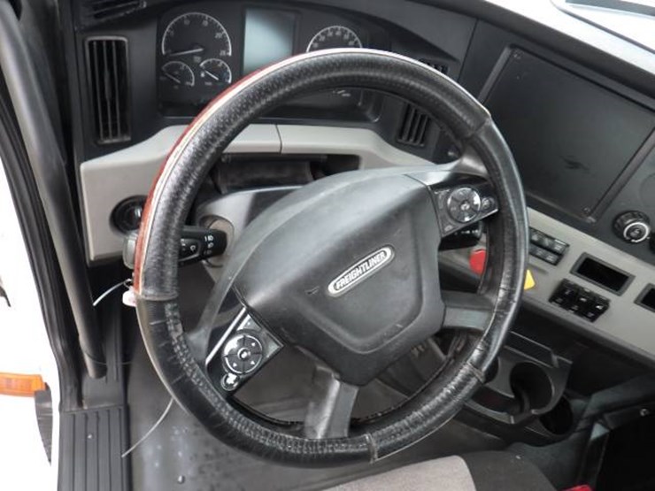 2020-freightliner-cascadia-126-image-14