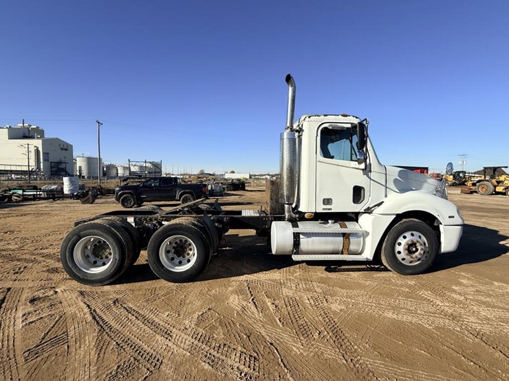 2007-freightliner-columbia-120-image-6