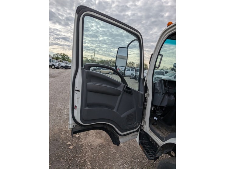 2019-isuzu-npr-image-13