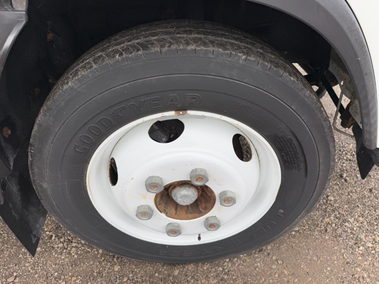 2023-isuzu-npr-image-9