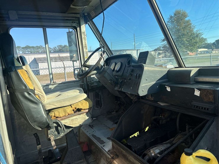 2006-freightliner-mt55-image-6