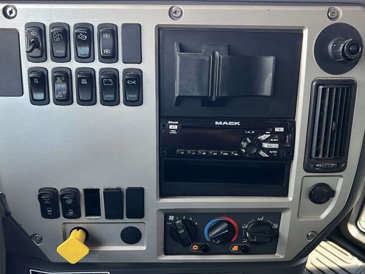 2018-mack-gu-granite-6-axle-dump-truck-image-47