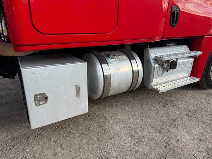 2019-freightliner-cascadia-125-image-15