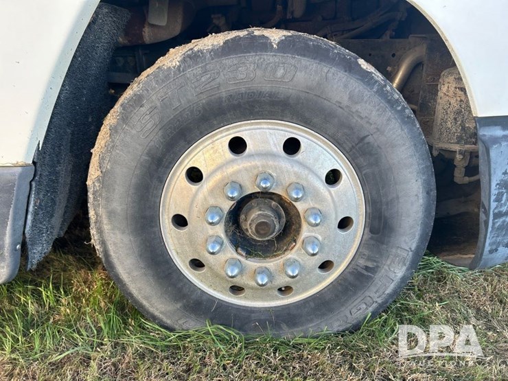 1996-freightliner-fld120-image-39