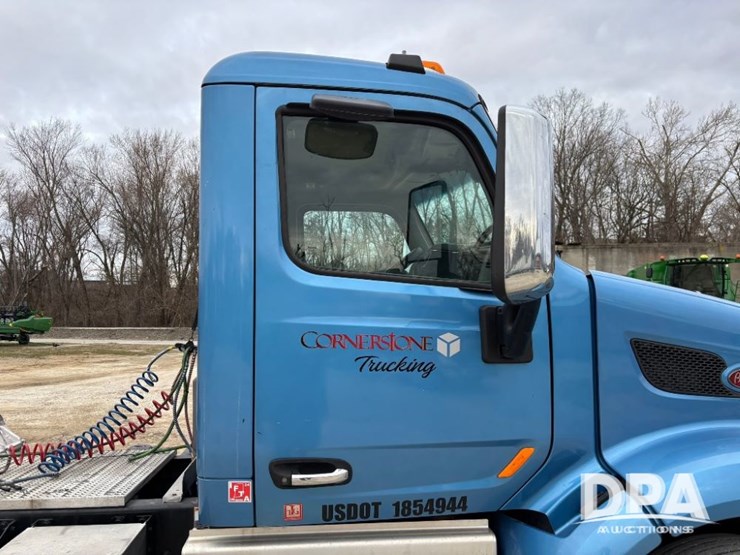 peterbilt-579-image-38