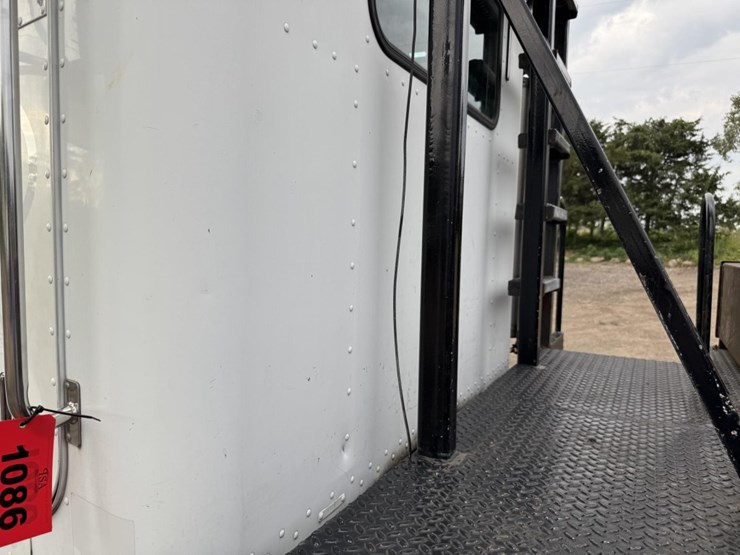 peterbilt-330-image-17