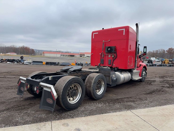 2019-peterbilt-579-image-3