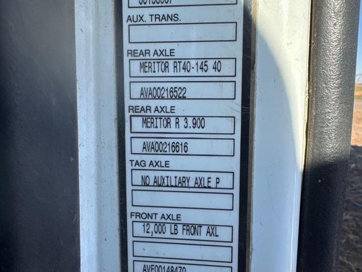 2001-volvo-vnm-semi-truck-image-30