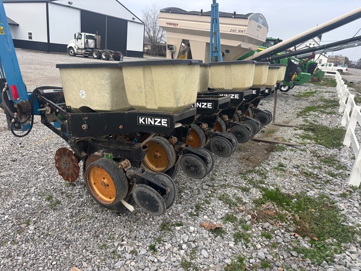 #1526-•-kinze-6-row-image-2