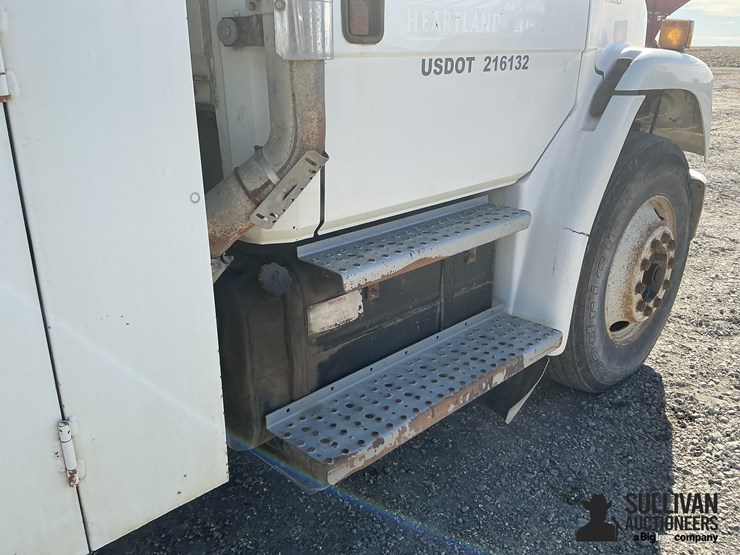 1995-freightliner-fl70-image-15