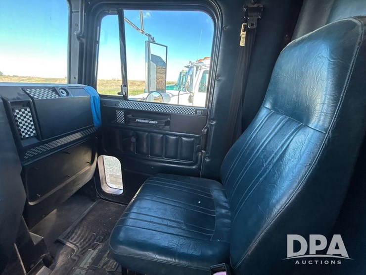 1996-freightliner-fld120-image-59