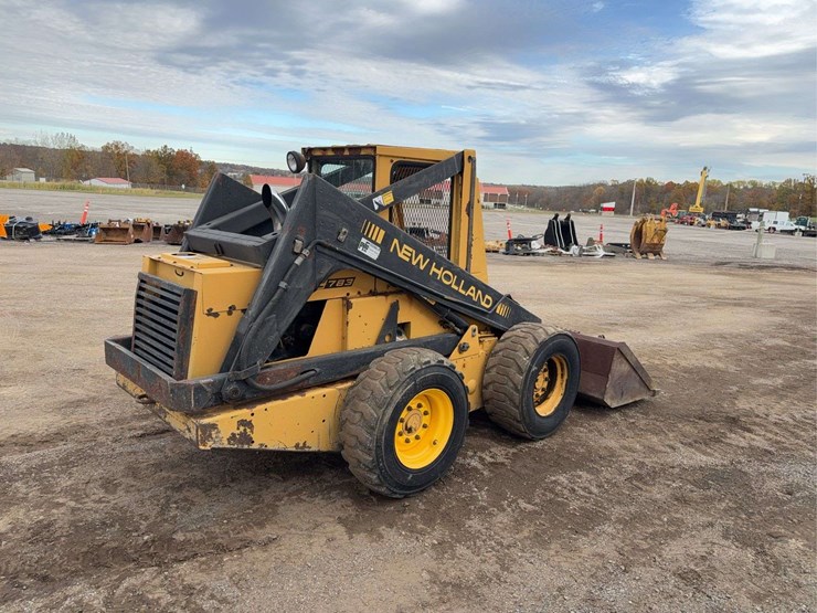 new-holland-l783-image-3