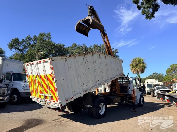 2015-freightliner-m2-106-image-3