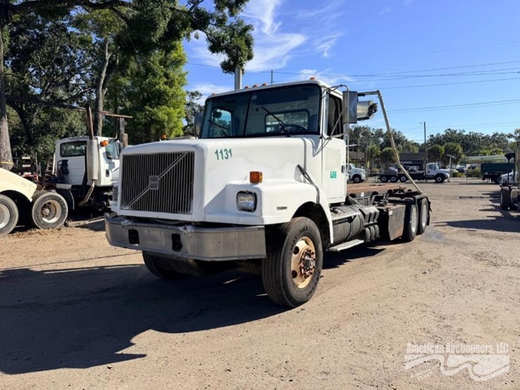 2000-volvo-wg-roll-off-truck-image-1