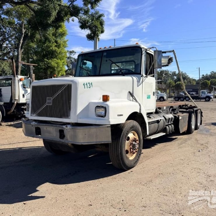 2000 Volvo WG Roll Off Truck