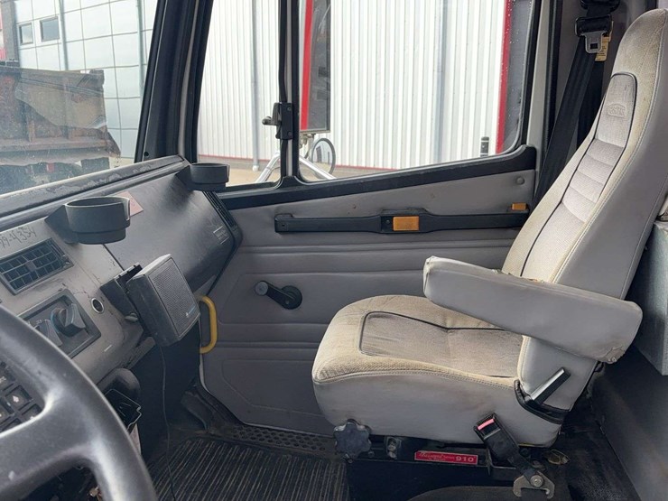 1999-freightliner-fl70-image-34