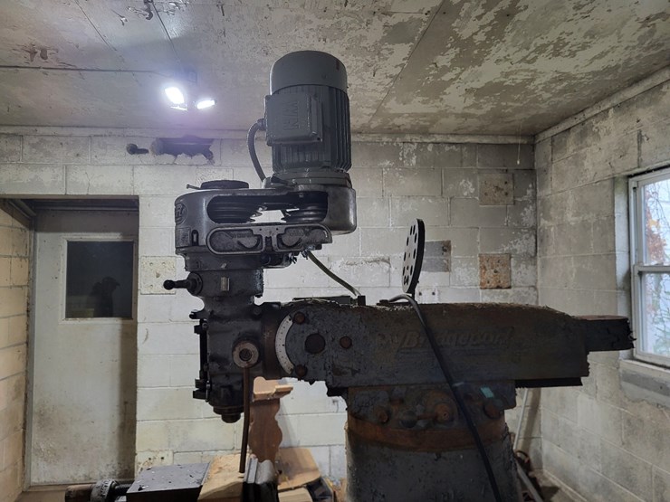 bridgeport-mill-w/phase-convertor-and-tools-image-9