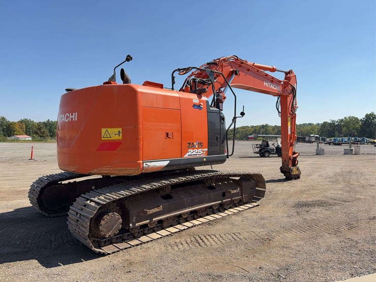 hitachi-225-excavator-image-3