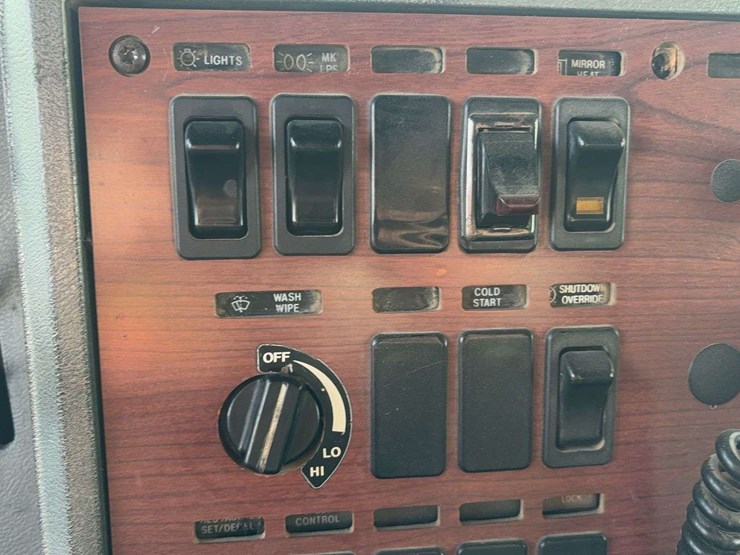 1999-mack-cl713-image-37